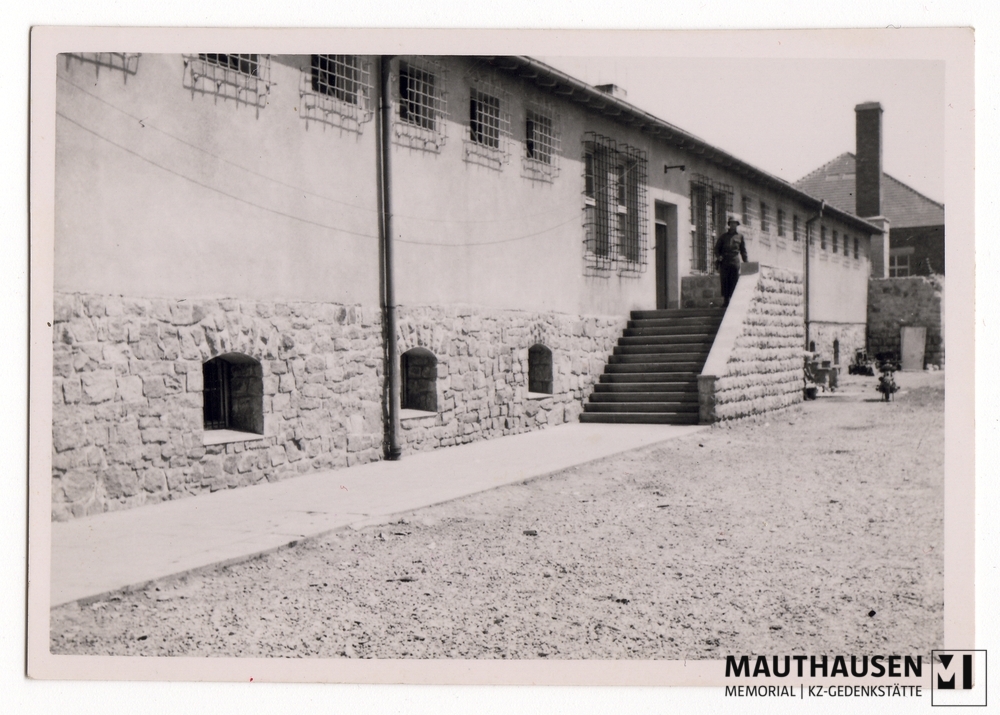 MM_4_7_4_0008.jpg; 4.7.4.0008; Befreites KZ Mauthausen: Ein Soldat der US Army steht vor dem Eingang zum Lagergefängnis („Bunker“);