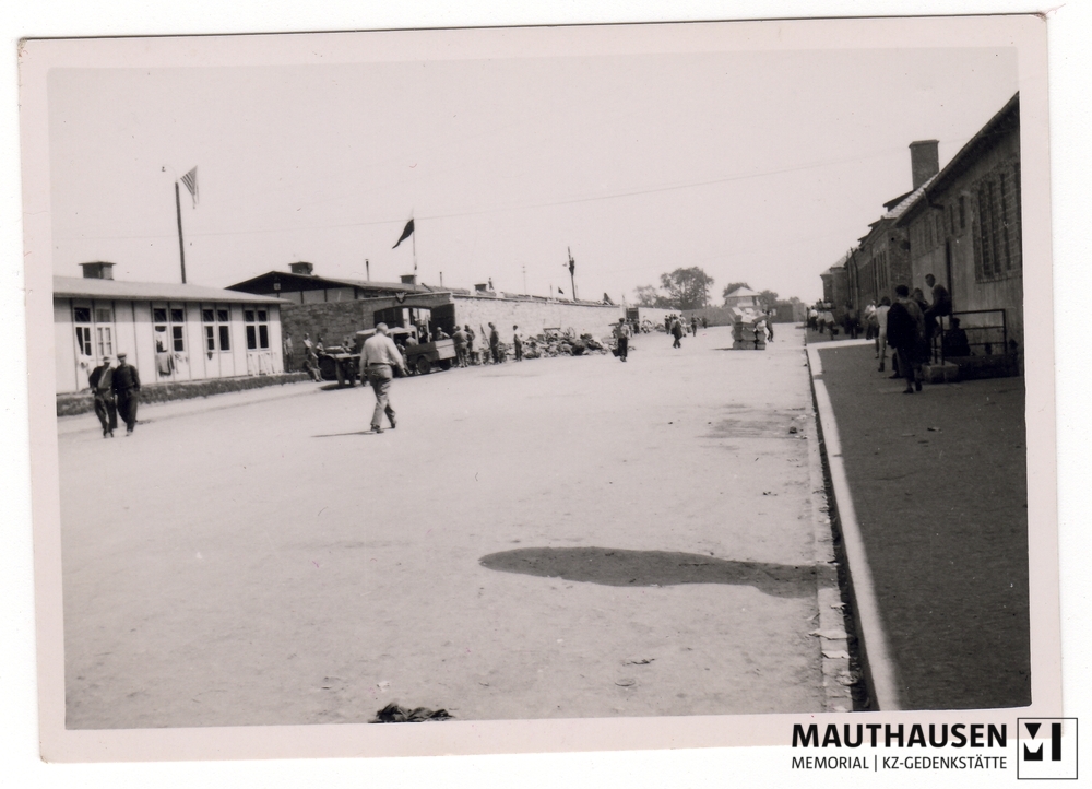 MM_4_7_4_0009.jpg; 4.7.4.0009; Befreites KZ Mauthausen: Blick auf den Appellplatz in Richtung Nordost;