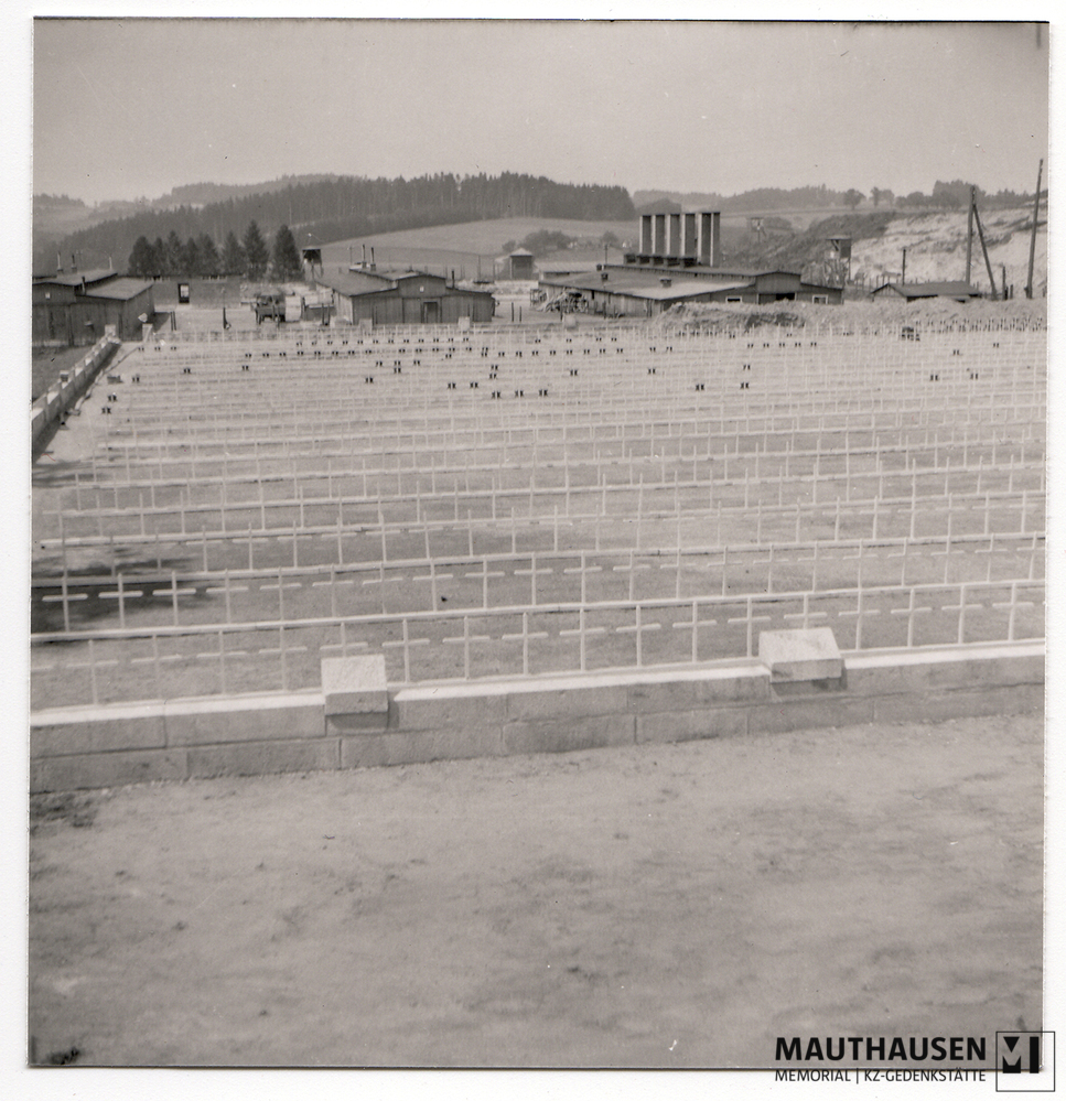 MM_4_7_5_0008.jpg; 4.7.5.0008; Befreites KZ Mauthausen: Blick auf dem Camp Cemetery Mauthausen am ehemaligen Sportplatz der SS. ;