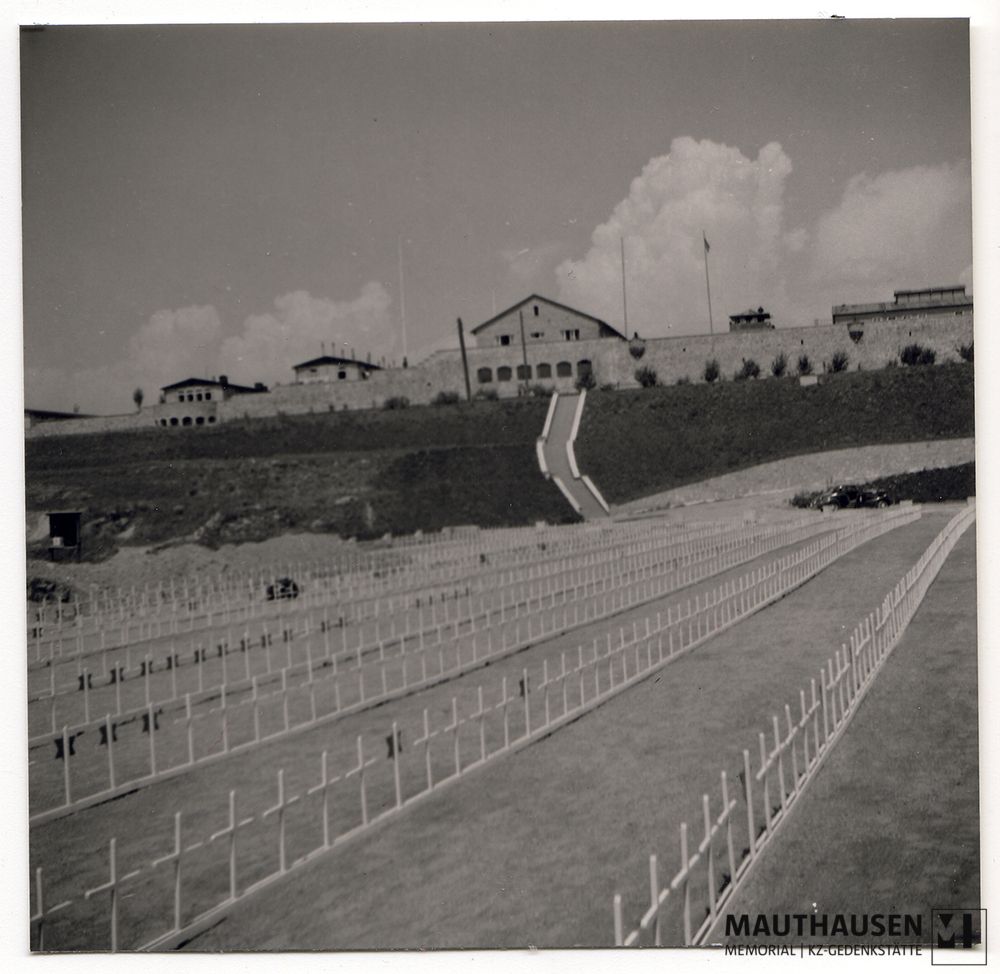 MM_4_7_5_0010.jpg; 4.7.5.0010; Befreites KZ Mauthausen: Camp Cemetery Mauthausen auf dem ehemaligen Sportplatz der SS.;