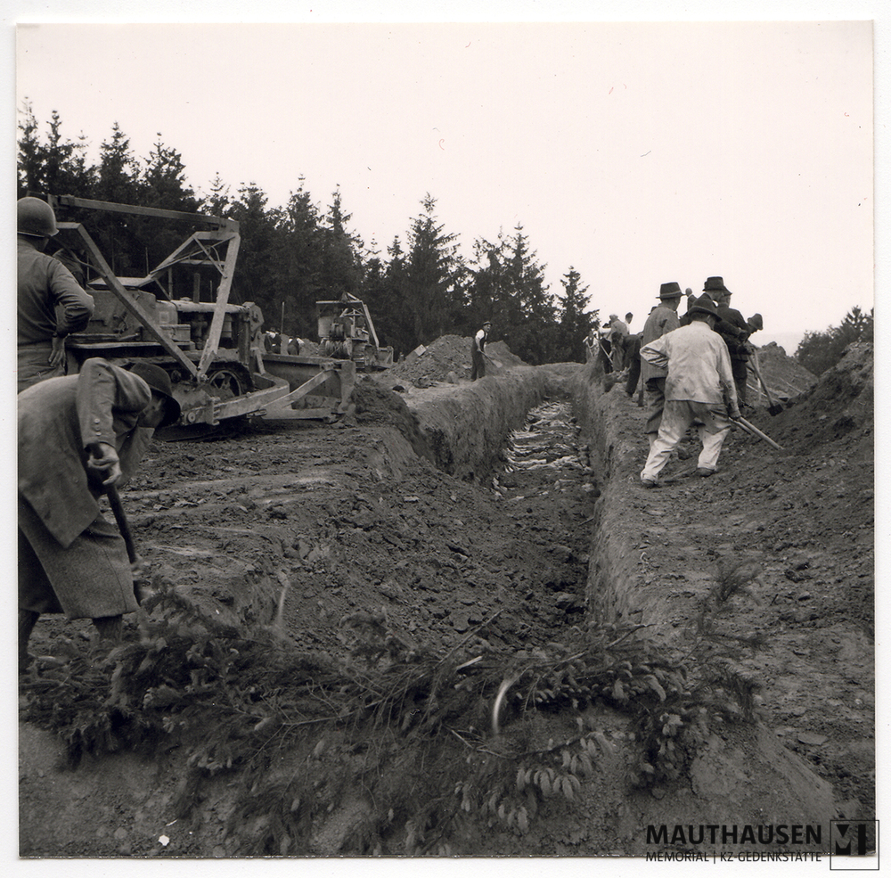 MM_4_7_5_0013.jpg; 4.7.5.0013; Befreites KZ Mauthausen: Zivilisten beim Schließen eines Massengrabs auf dem ehemaligen Sportplatz der SS.;