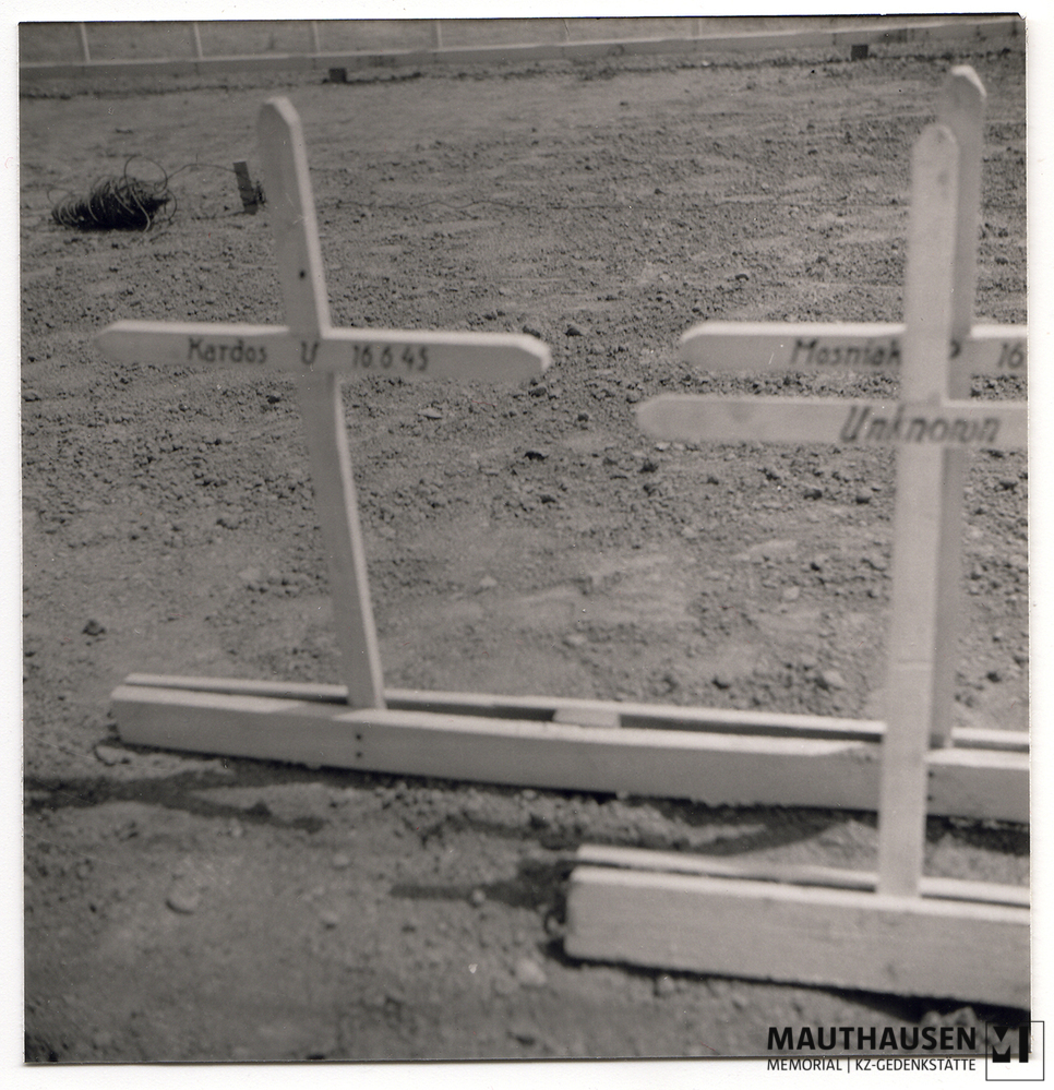 MM_4_7_5_0016.jpg; 4.7.5.0016; Befreites KZ Mauthausen: Holzkreuze auf dem Friedhof auf dem ehemaligen Sportplatz der SS mit den Inschriften „Kardos 16.6.45",„Mosniak 16." und „Unknown". ;