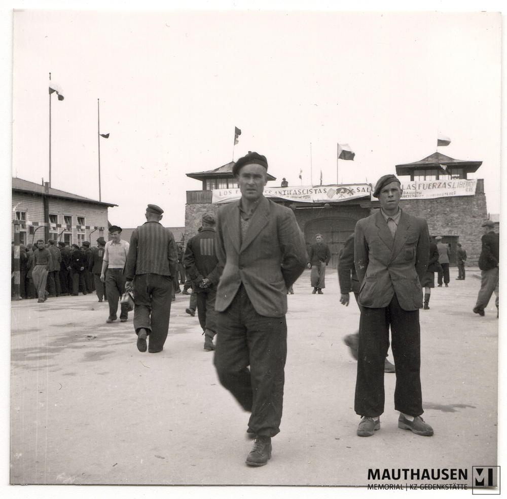 MM_4_7_5_0020.jpg; 4.7.5.0020; Befreites KZ Mauthausen: Gruppe ehemaliger Häftlinge, teils in Zivilkleidung, auf dem Appellplatz.;