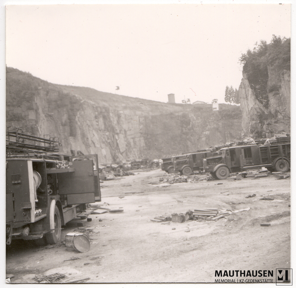 MM_4_7_5_0022.jpg; 4.7.5.0022; Befreites KZ Mauthausen: Feuerwehrwägen und Lastfahrzeuge im Steinbruch Wiener Graben.;