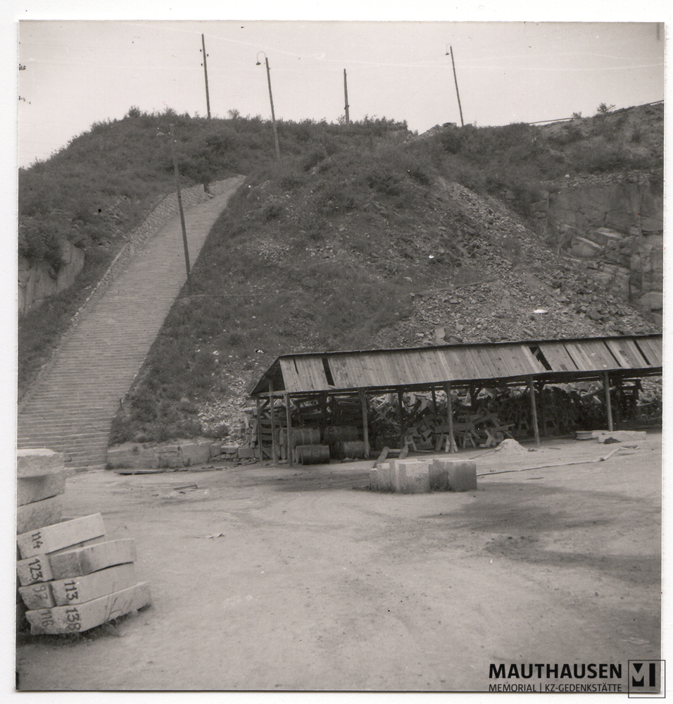MM_4_7_5_0023.jpg; 4.7.5.0023; Befreites KZ Mauthausen: Blick auf die sog. Todesstiege im Steinbruch Wiener Graben, und rechts davon auf einen Lagerplatz mit hölzerner Überdachung. ;