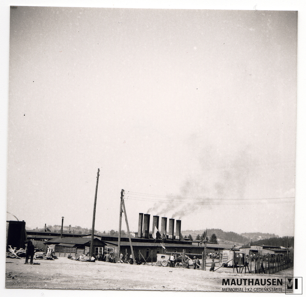 MM_4_7_5_0029.jpg; 4.7.5.0029; Befreites KZ Mauthausen: Blick auf die Küchenbaracke des sog. "Russenlagers" bzw. „Sanitätslagers“.;