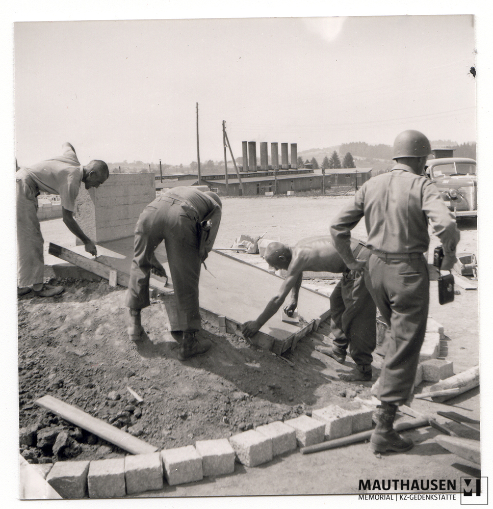 MM_4_7_5_0032.jpg; 4.7.5.0032; Befreites KZ Mauthausen: Errichtung eines Denkmals durch amerikanische Soldaten und befreite Häftlinge auf dem ehemaligen SS-Sportplatz neben dem sogenannten "Russenlager" bzw. Sanitätslager.;