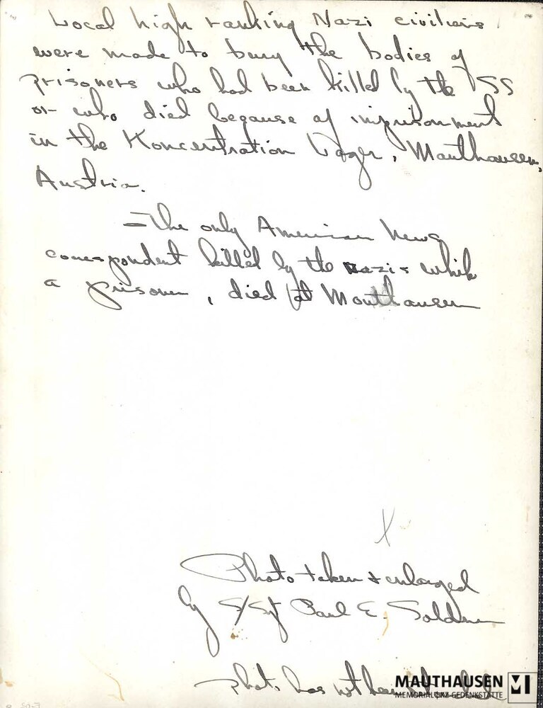 MM_4_9_007_verso.jpg; 4.9.007; Befreites KZ Mauthausen: Lokale Zivilbevölkerung legt Leichen in ein Massengrab ;