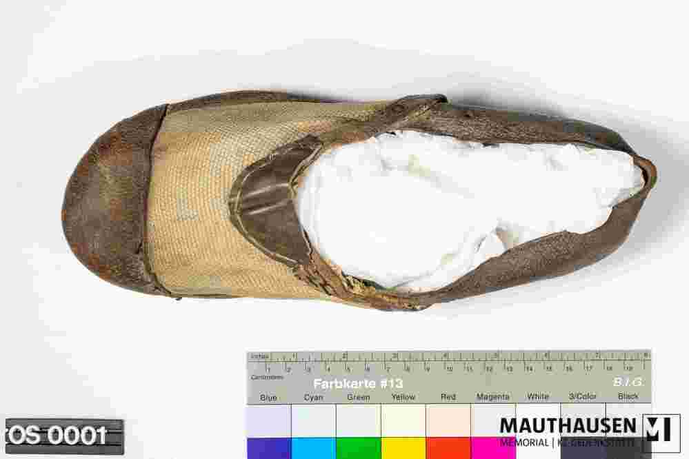 MM_OS0001_1.jpg; OS0001; Schuh aus Textil und Leder mit Holzsohle; Schuh